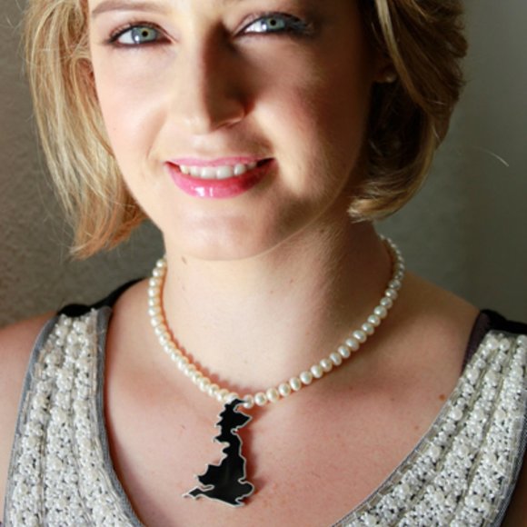 LITTLE BRITAIN NECKLACE - BLACK - Picture 1 of 2